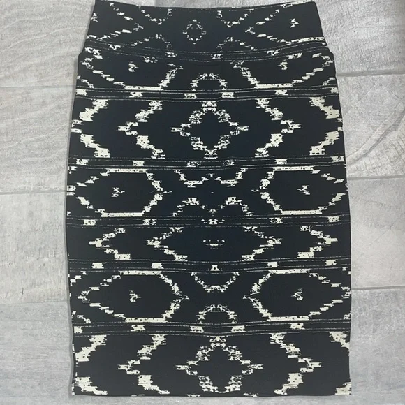 LuLaRoe Cassie Geometric Pencil Skirt, Women’s Size Medium - Picture 3 of 5
